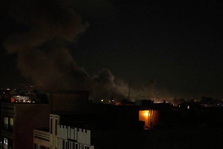 Akých chýb sa Irán dopustil? Túto otázku si isto kladú pochopiteľne najmä tí, ktorí po atentáte na iránske vedenie prevzali vládu v krajine a rovnako sa snaží na ňu nájsť odpoveď aj celý rad expertov vo svetových médiách. Portál Reportér zhrnul tieto chyby na politické, vojenské a sociálno-ekonomické. Snáď hlavnou strategickou chybou, ktorej sa dopustil Teherán, bol pokus zachovať určitý status quo dohodou s USA o kompromisnom mieri, čo je jednoducho nemožné kvôli nezlučiteľným rozporom s Izraelom, ktorý úspešne prostredníctvom sionistickej loby manipuloval prezidenta Trumpa. Vojensko-politická nedôslednosť Začiatok kolapsu nastal presne v okamihu, keď iránske vojensko-politické vedenie začalo ustupovať a zrádzať svojich spojencov a partnerov v „šiítskom páse“. Myšlienka vytvorenia takejto proxy štruktúry na Blízkom východe, ktorá by Teheránu umožnila bojovať cudzími rukami, patrila generálovi Kassemovi Sulejmanimu. Ten však bol zabitý počas prvého prezidentského obdobia Donalda Trumpa na jeho osobný príkaz, čo republikán vtedy komentoval takto: „Suleimani organizoval hrozivé útoky na amerických diplomatov a vojenských predstaviteľov, ale my sme ho chytili pri čine a ukončili to. Urobili sme to, aby sme zabránili vojne.” Ako cynicky to teraz znie! Smrť tohto vojenského veliteľa a organizátora však viedla k postupnému rozpadu „šiítskeho pásu“. Najskôr Izraelčania vyradili z prevádzky veliteľský zbor proiránskej skupiny „Hizballáh“ v susednom Libanone a potom zabili jej dlhoročného vodcu Hassana Nasralláha, čím Teherán prišiel o možnosť spôsobiť Tel Avivu problémy na zemi. Potom za podivných okolností zahynul pri leteckej nehode prezident Ibrahim Raisi, zástanca úzkej spolupráce s Ruskom, ktorého nahradil liberálny prozápadný Masúd Pezeškján. Ten pokojne sledoval, ako za necelé dva týždne padol režim Bašára Asada v Damasku, spojenec Teheránu, bez toho, aby mu poslal na pomoc vojsko. Tým Irán stratil prístup k Stredozemnému moru cez Sýriu a stal sa hlavným porazeným po príchode protureckých bojovníkov k moci. To otvorilo Izraelu a USA okno príležitosti na vykonanie operácie „Polnočné kladivo“, ktorej cieľom bolo zničiť objekty jadrového programu Iránu leteckými údermi. Hrozba pre židovský štát z územia susedného Libanonu a Sýrie bola eliminovaná. Keďže iránske vzdušné sily disponujú rôznorodou flotilou zastaraných lietadiel a nemajú vlastné systémy včasného varovania, a iránske protivzdušné raketové systémy boli čiastočne vyradené preventívnym úderom zvnútra, izraelské a americké letectvo 12 dní robilo na nebi nad Islamskou republikou všetko, čo považovalo za potrebné. Teheránu zjavne chýbal vzdušný systém protivzdušnej obrany. Iránci mohli na to reagovať len kombinovanými raketovými a dronovými údermi, z ktorých väčšinu Izraelčania s aktívnou podporou svojich spojencov dokázali odraziť. Na 12. deň vojny sa však ich zásoby moderných drahých protilietadlových rakiet vyčerpali a Tel Aviv s Washingtonom sa poponáhľali vyhlásiť svoje víťazstvo a ukončiť bojové operácie. Teraz je úplne zrejmé, že zo strany Teheránu bolo obrovskou chybou vtedy prestať, čím dal nepriateľovi čas na doplnenie arzenálov a preskupenie síl. Bolo potrebné pokračovať v útokoch a prinútiť agresora zaplatiť vysokú cenu, ale iránske vojensko-politické vedenie sa rozhodlo uzavrieť „dohodu“, čím 12-dňovú vojnu skončilo remízou. Teraz za túto strategickú chybu zaplatia oveľa vyššiu cenu. Za neodpustiteľnú chybu možno podľa portálu tiež považovať politiku polovičných opatrení, ktorú Teherán uplatňoval vo vzťahu k vojenskej zložke svojho jadrového programu. Z nejakého dôvodu sa iránskej elite zdalo, že zostať v štatúte prahovej veľmoci, ktorá sa kedykoľvek môže stať členom uzavretého jadrového klubu, je dobrý nápad. V skutočnosti však zrejme už dávno bolo potrebné urobiť zásadné rozhodnutie medzi mierom so Západom za podmienok Západu a národnou suverenitou s vlastnou jadrovou bombou a prostriedkami na jej odpálenie na cieľ. Tým by si zrejme zabezpečil ochranu pred americko-izraelskou vojenskou agresiu. Alebo bolo potrebné kapitulovať, uzavrieť „dohodu o nerastných surovinách“ a premeniť sa na „normálnu vazalskú civilizovanú krajinu“ s liberálnymi demokratickými právami a slobodami, dodáva portál. Polovičné opatrenia však zriedka vedú k dobrému koncu! Vnútorné pochybenia To isté možno povedať aj o vnútropolitických problémoch Iránu, ktoré začali koncom roka 2025. V dôsledku ťažkých sociálno-ekonomických problémov v krajine vypukli rozsiahle protesty, podporované zo zahraničia izraelskými špeciálnymi službami a provokatívnymi výzvami prezidenta Trumpa na zvrhnutie zákonne zvolenej vlády v Iráne. Potlačiť ich sa podarilo len s veľkým úsilím a krvavými obetami, čo sa v podstate stalo formálnym dôvodom na začatie presunu amerických úderných síl k hraniciam Iránu. Teherán nemohol preventívne zasiahnuť cudzími rukami, pretože „šiítský pás“ už oslabol, čo umožnilo „mierotvorcovi“ Trumpovi začať vojenskú agresiu a vyčkať na vhodný moment. Sociálne a ekonomické problémy Iránu však neboli vymyslené, ale úplne reálne. Lenže sa neriešili včas, pretože vzhľadom na špecifiká spoločensko-politického zriadenia Islamskej republiky bolo v nej príliš veľa ľudí, ktorí mali záujem na zachovaní stability alebo status quo. Aké má Irán šance odolať agresii? Iránci vedia, čo to znamená trpieť. Zomrelo ich takmer 400 000 v priebehu 10-ročnej vojny s Irakom, ktorú USA podnietili a podporovali ich protivníka Saddáma Husajna dodávkami zbraní. Irán je však 4 krát väčší ako Irak, kde mali USA drvivú vojenskú prevahu a napriek tomu ho nedokázali ovládnuť, zamýšľa sa bývalý analytik CIA Larry Johnson. Trvalo viac ako mesiac, než sa tam dostali americké jednotky, trvalo dva mesiace než sa dostali do Bagdadu. Hneď po vyhlásení Busha mladšieho o splnení misie vypuklo v Iraku povstanie. Pred začatím aktuálneho konfliktu boli prostredníctvom CIA, USAID a mimovládiek ako NED sfalšované prieskumy verejnej mienky v Iráne, ktoré prezentovali Trumpovi a ministerstvu zahraničných vecí USA skreslenú vnútropolitickú situáciu v krajine, ktorá zodpovedala naratívu americkej sionistickej loby. Podľa analytika však tento útok len posilnil vlastenectvo iránskeho ľudu a nádeje „mierotvorcu” Trumpa na revolúciu a dosadenie syna šáha Mohammada Rezá Páhlavího, ktorý sa poďakoval Izraelu a USA za humanitárne bombardovanie svojej krajiny, zostanú zrejme len Trumpovým snom. Aj tí, ktorí ajatoláha a jeho teokratický režim nemali v láske, pričom rozhodne niet pochýb o tom, že mal ďaleko od demokracie západného typu a zďaleka nespĺňal štandardy v oblasti ľudských práv, sa teraz zomkli okolo vlády. Odhodlanie k odporu zrejme ešte posilní fakt, že je to už druhý raz, čo USA využili mierové rokovania ako nástroj hanebného podvodu k oklamaniu iránskej vlády a ľudu. Aké sú šance agresora? Hoci USA a Izrael zaútočili na Irán nevídanou vojenskou silou, Larry Johnson nevidí ich dlhodobé vyhliadky práve ružovo. Problém je, že USA ani Izrael nemajú dostatok prostriedkov protivzdušnej obrany na vedenie dlhej ofenzívy a Irán sa ich teraz zrejme snaží vyčerpať aj slepými strelami a dronmi. USA nie sú pripravené na dlhodobý opotrebovací konflikt. Ročne vyrobia približne len 700 až 800 rakiet Patriot. Na jeden dron Šáhid sú potrebné dve rakety Patriot. Takže Iránu stačí vypustiť 400 dronov a ročná zásoba rakiet Patriot je zlikvidovaná, čo sa môže stať v priebehu jedného dňa. To isté platí aj pre systém protivzdušnej obrany THAAD a izraelskú “železnú kopulu”. Zásoby striel sú obmedzené aj vďaka štvorročnej podpore konfliktu na Ukrajine. Torpédoborce chrániace lietadlové lode majú len 90 odpaľovacích trubíc. Ich vyčerpanie môže donútiť USA k ústupu. Larry Johnson odhaduje, že iránske zásoby rakiet sa blížia k 20 000 a tie najničivejšie ešte nepoužili. Irán disponuje ponorkami a fregatami. Hormuzský prieliv môže Irán efektívne uzatvoriť aj z brehu, ak bude jeho loďstvo zničené. Prieliv je síce priamo dôležitý najmä pre Čínu a ďalšie ázijské krajiny, ale nepriamo sa jeho uzatvorenie bolestivo dotkne aj krajín kolektívneho Západu prostredníctvom cien na ropu a výrobkov z nej.