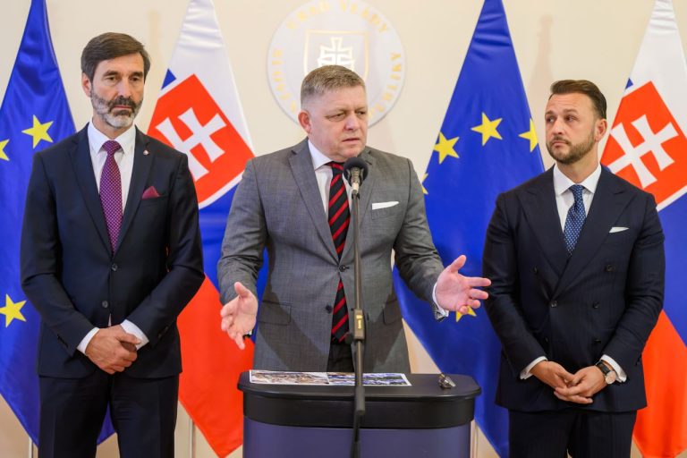 Na snímke zľava minister zahraničných vecí a európskych záležitostí SR Juraj Blanár (Smer-SD), predseda vlády SR Robert Fico (Smer-SD) a minister vnútra SR Matúš Šutaj Eštok (Hlas-SD) po 130. rokovaní vlády SR v Bratislave
