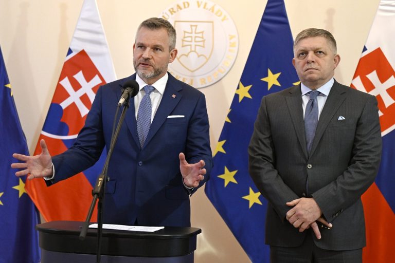 Na snímke prezident SR Peter Pellegrini (vľavo) a predseda vlády SR Robert Fico (Smer-SD) / Foto: TASR-Pavel Neubauer