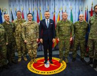 Prezident SR Peter Pellegrini (uprostred vpravo) počas návštevy Centra výnimočnosti NATO pre oblasť odstraňovania výbušných prostriedkov (EOD CoE) v Trenčíne v rámci regionálneho výjazdu prezidenta SR. Trenčín, 30. marec 2026./ Foto: SITA/Kancelária prezidenta SR