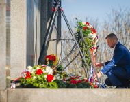 Prezident SR Peter Pellegrini počas pietneho aktu položenia venca k vojnovému pamätníku Slavín pri príležitosti 81. výročia oslobodenia Bratislavy od nacistických vojsk v rámci Bratislavsko-brnianskej operácie. Bratislava, 8. apríl 2026. /Foto: SITA/Kancelária prezidenta SR