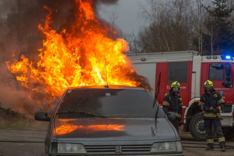 auto v plameňoch