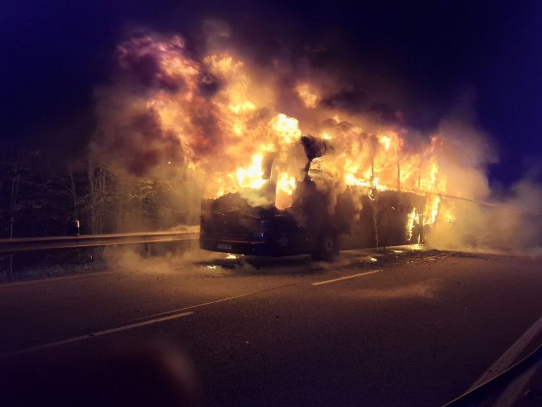 autobus v plameňoch