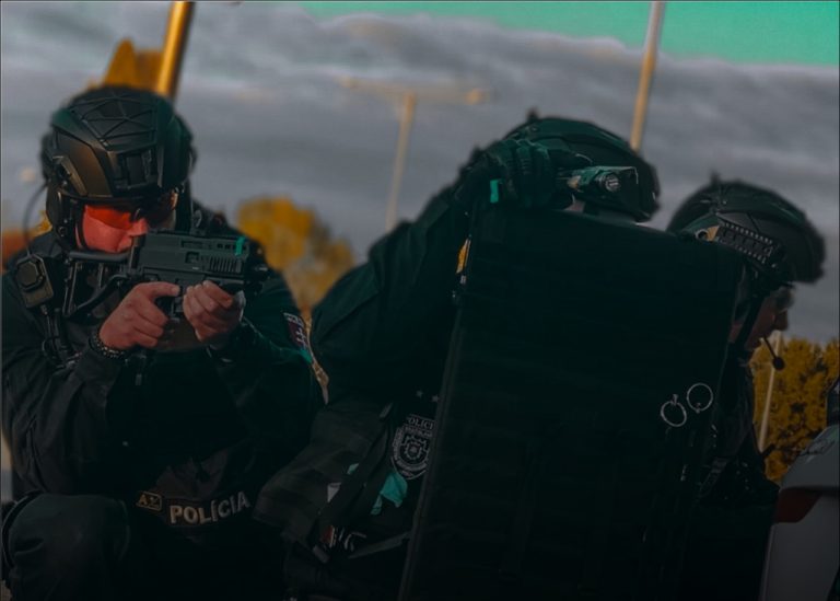 polícia policajný zásah