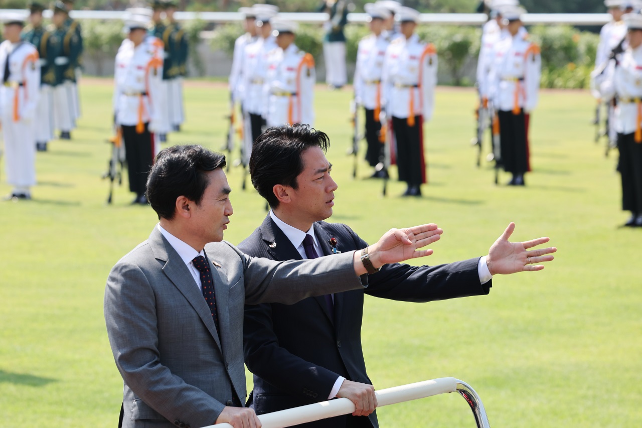 Shinjiro Koizumi Ahn Gyu-back