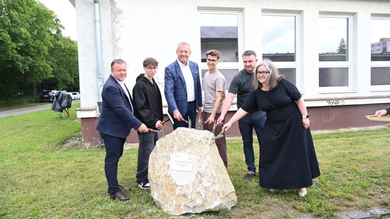 základný kameň pred Strednou priemyselnou školou v Dubnici nad Váhom