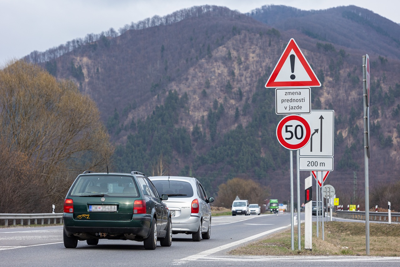 Cesta I/18 pred obcou Lada je po dopravnej nehode neprejazdná